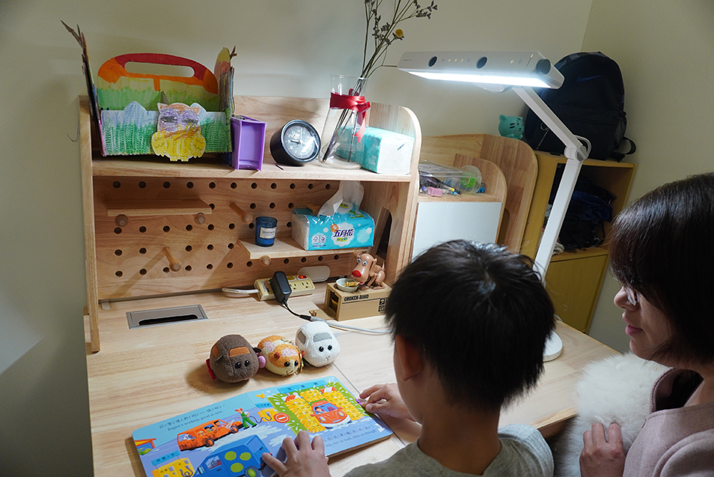 【國小生讀書必備】MindDuo 2 Plus 親子共讀護眼檯燈-坐姿偵測版，三組感應器，適時語音提醒孩子調整正確坐姿。讓孩子讀書更舒適！BenQ